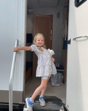 Rylea Nevaeh Whittet Instagram - Someone’s a little excited to be back on set 🎥⭐️🎬 #ryleanevaehwhittet #ryleawhittet #childactor #kidactor #behindthescenes #actor #actress #poser #movie #acting #love #smile #mykidisthebest #curlyhair #cute #kidactress #childactress #kidswithjobs #nailedit