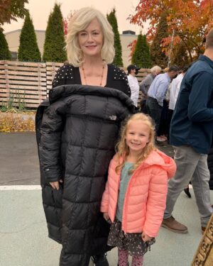 Rylea Nevaeh Whittet Instagram - Rylea was so lucky to meet and work with some pretty amazing people on the set of, How To Murder Your Husband. #cybillshepherd #steveguttenberg @steveguttenberg @carmel.amit @jesseirving #stephentolkin @lifetimemovies #ryleanevaehwhittet #ryleawhittet #behindthescenes #childactor #kidactor #childactress #kidactress #actor #actress #smile #pretendfamily #mykidisthecutest #lifetimemovies