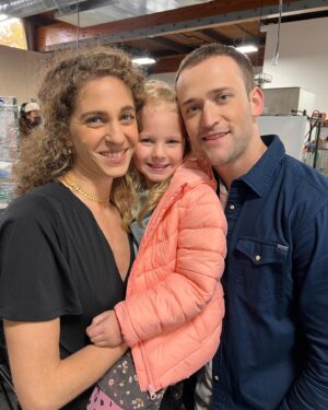 Rylea Nevaeh Whittet Instagram - Rylea was so lucky to meet and work with some pretty amazing people on the set of, How To Murder Your Husband. #cybillshepherd #steveguttenberg @steveguttenberg @carmel.amit @jesseirving #stephentolkin @lifetimemovies #ryleanevaehwhittet #ryleawhittet #behindthescenes #childactor #kidactor #childactress #kidactress #actor #actress #smile #pretendfamily #mykidisthecutest #lifetimemovies
