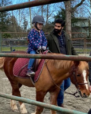 Rylea Nevaeh Whittet Instagram - Throw back Thursday to a day at the Barn with Ray, @raymondablack String Cheese and a rescue Pig.  #ryleanevaehwhittet #ryleanevaehwhittet #maddyfrommaid #smileyrylea #throwbackthursday #tbt #pig #pony #maid #netflixmaid #behindthescenes #childactor #kidactor #actor #mykidisthecutest
