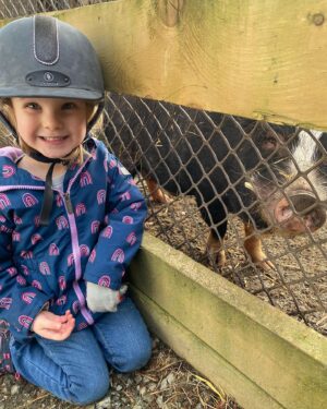 Rylea Nevaeh Whittet Instagram - Throw back Thursday to a day at the Barn with Ray, @raymondablack String Cheese and a rescue Pig.  #ryleanevaehwhittet #ryleanevaehwhittet #maddyfrommaid #smileyrylea #throwbackthursday #tbt #pig #pony #maid #netflixmaid #behindthescenes #childactor #kidactor #actor #mykidisthecutest