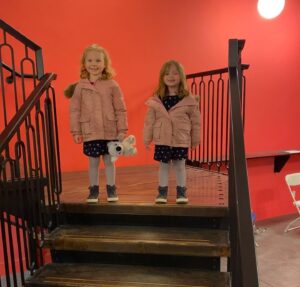 Rylea Nevaeh Whittet Instagram - Rylea’s photo doubles from MAID, Alena and Zoey @kdbrand @brecozzolino I loved seeing these 3 in their matching outfits ❤️❤️#ryleanevaehwhittet #ryleawhittet #maddyfrommaid #maid #netflixseries #netflix #childactor #childactors #behindthescenes #kidactor #kidactors #maddy #maidnetflix #netflixmaid #wednesday #smile #thesethree #kidactorslife #blueyes #twinzies