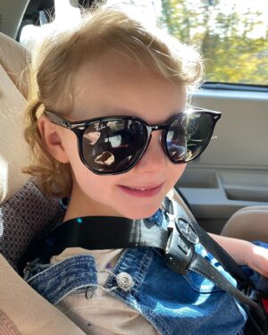 Rylea Nevaeh Whittet Instagram - Throw back Thursday to a beautiful drive out to Paula’s motorhome at the beach.  #ryleanevaehwhittet #ryleawhittet #maddyfrommaid #maid #maidnetflix #maidnetflixseries #throwbackthursday #tbt #kidactor #childactor #behindthescenes #rayban #smileyrylea #netflix #mykidisthecutest #curlyhair