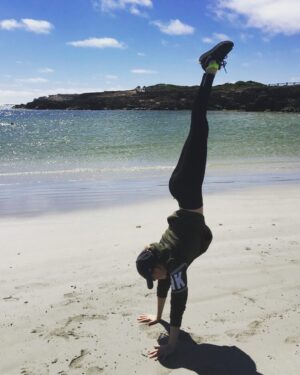 Rylee Mackintosh Instagram - TOMORROWS XMAS EVE!!! (And my daddas bday) 🎉🎅🏻 #xmas #melbourne #roadtrip #yoga #handstand