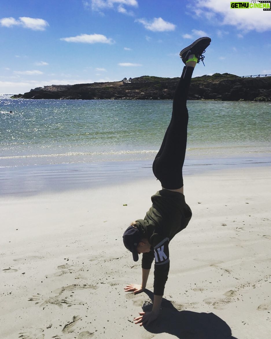Rylee Mackintosh - 163 Likes - TOMORROWS XMAS EVE!!! (And my daddas bday) 🎉🎅🏻 #xmas #melbourne #roadtrip #yoga #handstand