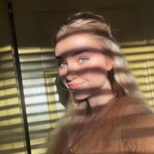 Rylee Mackintosh Instagram - The blinds got in my way 
P.s. like the 4th time posting bc my phone is wigging out! And now it’s gonna be slightly blurryyy okayyy