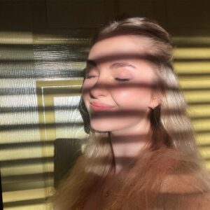 Rylee Mackintosh Instagram - The blinds got in my way 
P.s. like the 4th time posting bc my phone is wigging out! And now it’s gonna be slightly blurryyy okayyy