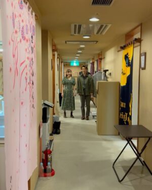 Ryo Katsuji Instagram - ビートルジュース全公演終えました。
ありがとうございました！
ミュージカルに挑戦ということで稽古から色々あった。
でもみんなと一つの作品を作りきれてよかったです。
歌稽古から振付から悔しいことだらけだし
本番でももっとみんなについていきたいと思ったけど、
上手さとかじゃなくちゃんと
作品を愛し仲間と誠実に向き合うこと。
もちろん努力は必須。
それはどのジャンルも一緒なことなんだと思いました。
みんなありがとう。

ジェシー @sixtones_official 
最初君は不安そうだったね。
でも稽古の時からしっかり座長として引っ張ってくれたよ。
どんな時も変わらずにいる君が好きだよ。
これからも互いに立ち続けていこうね。
最高のエンターテイナーだよ。
愛してるジェ。

あゆちゃん　@manaka_ayu 
いつも笑顔で励ましてくれてありがとう。
あゆちゃんがいなかったら迷子になりそうな時もあったけどあゆちゃんのおかげで毎日が幸せだったよ。
横にいれなくなるのさびしい。
バーバラバーバラ〜ありがとう。

みーしゃちゃん　@miisha3148 
色んな想いの中この作品に取り組んでたね。
リディアはみーしゃちゃんにしかできないよ。
心打たれたよ。

瀬奈さま @junsena_official 
稽古時間がない中すごすぎます。
色々なお話をできて勉強になりました。
強く優しく包んでくれてありがとうございます。誠実に仕事に向かう姿勢。素敵です。

けいごさん
稽古の時からアドバイスしてくれてしかもさりげなく。
気にかけてくれてありがとうございました。
頼もしかったです。

かちさん
稽古の時一番最初に声かけてくれましたね。
気にかけてくれてありがとうございます。
ミスアルゼン最高！

ゆうきちゃん @yuki_koyama0828 
いつも笑顔でニコニコこちらも元気もらってたよ。
ガールスカウト素敵だった。

たくじさん @t_takujiiii 
いつも通り過ぎるたびに👍って
優しさを元気をくれてありがとうございます。

たつおくん
毎朝声出しに付き合ってくれ、稽古場でも劇場に来ても全身で盛り上げてくれてありがとうございます。助かりました。

ひろくん
必ずやまたあの海にいきましょうね。
最高の時間でした。ありがとうございます。

まりちゃん
互いに辛い時期に連絡取り合ったね。
支えられたよありがとうね。

つねくん @tsunes.planet 
兄さんなんて慕ってくれてありがとう。
稽古場でのお祭り男忘れられないよ。

マサン @hasaya_rena 
稽古場で緊張しながら歌ってるときにかわいいって言ってくれてほぐれました。
ありがとうございます。

ゆうじくん
心優しき人、いつも穏やかにこちらのおふざけに付き合ってくれてありがとうございます。

しんやくん
繊細な心の持ち主、優しい人。
おれしんやくんの笑いのセンス好きだよ。

おかたくぅ @dosotaku0579 
あーたのワードセンス好きだよ。
盛り上げてくれてありがとう。

ののかちゃん @nono_ca_yoshii 
ケチャップベチャベチャの時スッとだしてくれたお手拭き。パーフェクトがーるだったわよ。

稽古場代役 佐山くん
ほんと拍手だよ。
しかもちゃんとチャレンジしてて
おれも楽しかったよありがとう。

りほちゃん　@sakihanariho94 
急遽本番にも出たりとほんとすごい。
稽古場で攻めの姿勢すばらしかったです。

上垣さん
音の取れない僕のために電子ピアノに番号振ってくれていつでも確認できるからねって丁寧に付き合ってくれてありがとうございます。

ゆかさん @hiraokayuka 
歌うことを楽しめるようになったのはゆかさんのおかげ。悩みを明るく吹き飛ばしてくれる。
ありがとうございます。

ゆきおさん
クセ強いけど実は優しいお方。笑
踊れば踊るほど楽しくなる振付ありがとうございます。

るんちゃん @lun_endo 
その振付を頭が？？だらけのおれにやさしく噛み砕いて教えてくれてありがとう。

津江さん
毎日どんな時も終演後に顔出してくれて
どうだったああだったのあの時間を作れることは本当に素晴らしいことだと思いました。
心強かったです。色々話せてよかったです。
ありがとうございます。

なるしくん @narushi_fukuda 
歌稽古から振付稽古もつねに観て声がけしてくれて、自信をつけさせてくれてありがとう。

福田さん
勝地をミュージカルにと聞いた時
ほげぇ？ってなりましたけど、笑
呼んでくれてありがとうございました。
もう出会って14年とかかな？
あらゆる自分の苦しいなと感じてるターニングポイントにお仕事させてもらってるような気がしてます。
ありがとうございました。

プロデューサーのみなさまも俺をミュージカルにって発想やばいっすね。最高です。
感謝です。

って全員は書けないし、足りないし！笑

でも、本当にいいカンパニーでした。
ありがとうございました。

またジェったい再会しようジェ。

もっと写真撮っておけばよかった。
特に瀬奈さんとの写真がほぼない😭笑