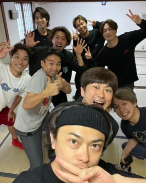 Ryo Katsuji Instagram - ビートルジュース全公演終えました。
ありがとうございました！
ミュージカルに挑戦ということで稽古から色々あった。
でもみんなと一つの作品を作りきれてよかったです。
歌稽古から振付から悔しいことだらけだし
本番でももっとみんなについていきたいと思ったけど、
上手さとかじゃなくちゃんと
作品を愛し仲間と誠実に向き合うこと。
もちろん努力は必須。
それはどのジャンルも一緒なことなんだと思いました。
みんなありがとう。

ジェシー @sixtones_official 
最初君は不安そうだったね。
でも稽古の時からしっかり座長として引っ張ってくれたよ。
どんな時も変わらずにいる君が好きだよ。
これからも互いに立ち続けていこうね。
最高のエンターテイナーだよ。
愛してるジェ。

あゆちゃん　@manaka_ayu 
いつも笑顔で励ましてくれてありがとう。
あゆちゃんがいなかったら迷子になりそうな時もあったけどあゆちゃんのおかげで毎日が幸せだったよ。
横にいれなくなるのさびしい。
バーバラバーバラ〜ありがとう。

みーしゃちゃん　@miisha3148 
色んな想いの中この作品に取り組んでたね。
リディアはみーしゃちゃんにしかできないよ。
心打たれたよ。

瀬奈さま @junsena_official 
稽古時間がない中すごすぎます。
色々なお話をできて勉強になりました。
強く優しく包んでくれてありがとうございます。誠実に仕事に向かう姿勢。素敵です。

けいごさん
稽古の時からアドバイスしてくれてしかもさりげなく。
気にかけてくれてありがとうございました。
頼もしかったです。

かちさん
稽古の時一番最初に声かけてくれましたね。
気にかけてくれてありがとうございます。
ミスアルゼン最高！

ゆうきちゃん @yuki_koyama0828 
いつも笑顔でニコニコこちらも元気もらってたよ。
ガールスカウト素敵だった。

たくじさん @t_takujiiii 
いつも通り過ぎるたびに👍って
優しさを元気をくれてありがとうございます。

たつおくん
毎朝声出しに付き合ってくれ、稽古場でも劇場に来ても全身で盛り上げてくれてありがとうございます。助かりました。

ひろくん
必ずやまたあの海にいきましょうね。
最高の時間でした。ありがとうございます。

まりちゃん
互いに辛い時期に連絡取り合ったね。
支えられたよありがとうね。

つねくん @tsunes.planet 
兄さんなんて慕ってくれてありがとう。
稽古場でのお祭り男忘れられないよ。

マサン @hasaya_rena 
稽古場で緊張しながら歌ってるときにかわいいって言ってくれてほぐれました。
ありがとうございます。

ゆうじくん
心優しき人、いつも穏やかにこちらのおふざけに付き合ってくれてありがとうございます。

しんやくん
繊細な心の持ち主、優しい人。
おれしんやくんの笑いのセンス好きだよ。

おかたくぅ @dosotaku0579 
あーたのワードセンス好きだよ。
盛り上げてくれてありがとう。

ののかちゃん @nono_ca_yoshii 
ケチャップベチャベチャの時スッとだしてくれたお手拭き。パーフェクトがーるだったわよ。

稽古場代役 佐山くん
ほんと拍手だよ。
しかもちゃんとチャレンジしてて
おれも楽しかったよありがとう。

りほちゃん　@sakihanariho94 
急遽本番にも出たりとほんとすごい。
稽古場で攻めの姿勢すばらしかったです。

上垣さん
音の取れない僕のために電子ピアノに番号振ってくれていつでも確認できるからねって丁寧に付き合ってくれてありがとうございます。

ゆかさん @hiraokayuka 
歌うことを楽しめるようになったのはゆかさんのおかげ。悩みを明るく吹き飛ばしてくれる。
ありがとうございます。

ゆきおさん
クセ強いけど実は優しいお方。笑
踊れば踊るほど楽しくなる振付ありがとうございます。

るんちゃん @lun_endo 
その振付を頭が？？だらけのおれにやさしく噛み砕いて教えてくれてありがとう。

津江さん
毎日どんな時も終演後に顔出してくれて
どうだったああだったのあの時間を作れることは本当に素晴らしいことだと思いました。
心強かったです。色々話せてよかったです。
ありがとうございます。

なるしくん @narushi_fukuda 
歌稽古から振付稽古もつねに観て声がけしてくれて、自信をつけさせてくれてありがとう。

福田さん
勝地をミュージカルにと聞いた時
ほげぇ？ってなりましたけど、笑
呼んでくれてありがとうございました。
もう出会って14年とかかな？
あらゆる自分の苦しいなと感じてるターニングポイントにお仕事させてもらってるような気がしてます。
ありがとうございました。

プロデューサーのみなさまも俺をミュージカルにって発想やばいっすね。最高です。
感謝です。

って全員は書けないし、足りないし！笑

でも、本当にいいカンパニーでした。
ありがとうございました。

またジェったい再会しようジェ。

もっと写真撮っておけばよかった。
特に瀬奈さんとの写真がほぼない😭笑