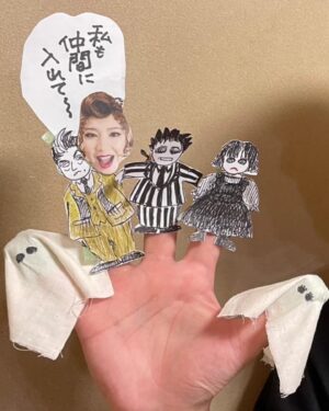 Ryo Katsuji Instagram - ビートルジュース全公演終えました。
ありがとうございました！
ミュージカルに挑戦ということで稽古から色々あった。
でもみんなと一つの作品を作りきれてよかったです。
歌稽古から振付から悔しいことだらけだし
本番でももっとみんなについていきたいと思ったけど、
上手さとかじゃなくちゃんと
作品を愛し仲間と誠実に向き合うこと。
もちろん努力は必須。
それはどのジャンルも一緒なことなんだと思いました。
みんなありがとう。

ジェシー @sixtones_official 
最初君は不安そうだったね。
でも稽古の時からしっかり座長として引っ張ってくれたよ。
どんな時も変わらずにいる君が好きだよ。
これからも互いに立ち続けていこうね。
最高のエンターテイナーだよ。
愛してるジェ。

あゆちゃん　@manaka_ayu 
いつも笑顔で励ましてくれてありがとう。
あゆちゃんがいなかったら迷子になりそうな時もあったけどあゆちゃんのおかげで毎日が幸せだったよ。
横にいれなくなるのさびしい。
バーバラバーバラ〜ありがとう。

みーしゃちゃん　@miisha3148 
色んな想いの中この作品に取り組んでたね。
リディアはみーしゃちゃんにしかできないよ。
心打たれたよ。

瀬奈さま @junsena_official 
稽古時間がない中すごすぎます。
色々なお話をできて勉強になりました。
強く優しく包んでくれてありがとうございます。誠実に仕事に向かう姿勢。素敵です。

けいごさん
稽古の時からアドバイスしてくれてしかもさりげなく。
気にかけてくれてありがとうございました。
頼もしかったです。

かちさん
稽古の時一番最初に声かけてくれましたね。
気にかけてくれてありがとうございます。
ミスアルゼン最高！

ゆうきちゃん @yuki_koyama0828 
いつも笑顔でニコニコこちらも元気もらってたよ。
ガールスカウト素敵だった。

たくじさん @t_takujiiii 
いつも通り過ぎるたびに👍って
優しさを元気をくれてありがとうございます。

たつおくん
毎朝声出しに付き合ってくれ、稽古場でも劇場に来ても全身で盛り上げてくれてありがとうございます。助かりました。

ひろくん
必ずやまたあの海にいきましょうね。
最高の時間でした。ありがとうございます。

まりちゃん
互いに辛い時期に連絡取り合ったね。
支えられたよありがとうね。

つねくん @tsunes.planet 
兄さんなんて慕ってくれてありがとう。
稽古場でのお祭り男忘れられないよ。

マサン @hasaya_rena 
稽古場で緊張しながら歌ってるときにかわいいって言ってくれてほぐれました。
ありがとうございます。

ゆうじくん
心優しき人、いつも穏やかにこちらのおふざけに付き合ってくれてありがとうございます。

しんやくん
繊細な心の持ち主、優しい人。
おれしんやくんの笑いのセンス好きだよ。

おかたくぅ @dosotaku0579 
あーたのワードセンス好きだよ。
盛り上げてくれてありがとう。

ののかちゃん @nono_ca_yoshii 
ケチャップベチャベチャの時スッとだしてくれたお手拭き。パーフェクトがーるだったわよ。

稽古場代役 佐山くん
ほんと拍手だよ。
しかもちゃんとチャレンジしてて
おれも楽しかったよありがとう。

りほちゃん　@sakihanariho94 
急遽本番にも出たりとほんとすごい。
稽古場で攻めの姿勢すばらしかったです。

上垣さん
音の取れない僕のために電子ピアノに番号振ってくれていつでも確認できるからねって丁寧に付き合ってくれてありがとうございます。

ゆかさん @hiraokayuka 
歌うことを楽しめるようになったのはゆかさんのおかげ。悩みを明るく吹き飛ばしてくれる。
ありがとうございます。

ゆきおさん
クセ強いけど実は優しいお方。笑
踊れば踊るほど楽しくなる振付ありがとうございます。

るんちゃん @lun_endo 
その振付を頭が？？だらけのおれにやさしく噛み砕いて教えてくれてありがとう。

津江さん
毎日どんな時も終演後に顔出してくれて
どうだったああだったのあの時間を作れることは本当に素晴らしいことだと思いました。
心強かったです。色々話せてよかったです。
ありがとうございます。

なるしくん @narushi_fukuda 
歌稽古から振付稽古もつねに観て声がけしてくれて、自信をつけさせてくれてありがとう。

福田さん
勝地をミュージカルにと聞いた時
ほげぇ？ってなりましたけど、笑
呼んでくれてありがとうございました。
もう出会って14年とかかな？
あらゆる自分の苦しいなと感じてるターニングポイントにお仕事させてもらってるような気がしてます。
ありがとうございました。

プロデューサーのみなさまも俺をミュージカルにって発想やばいっすね。最高です。
感謝です。

って全員は書けないし、足りないし！笑

でも、本当にいいカンパニーでした。
ありがとうございました。

またジェったい再会しようジェ。

もっと写真撮っておけばよかった。
特に瀬奈さんとの写真がほぼない😭笑
