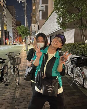 Ryo Katsuji Instagram - ビートルジュース全公演終えました。
ありがとうございました！
ミュージカルに挑戦ということで稽古から色々あった。
でもみんなと一つの作品を作りきれてよかったです。
歌稽古から振付から悔しいことだらけだし
本番でももっとみんなについていきたいと思ったけど、
上手さとかじゃなくちゃんと
作品を愛し仲間と誠実に向き合うこと。
もちろん努力は必須。
それはどのジャンルも一緒なことなんだと思いました。
みんなありがとう。

ジェシー @sixtones_official 
最初君は不安そうだったね。
でも稽古の時からしっかり座長として引っ張ってくれたよ。
どんな時も変わらずにいる君が好きだよ。
これからも互いに立ち続けていこうね。
最高のエンターテイナーだよ。
愛してるジェ。

あゆちゃん　@manaka_ayu 
いつも笑顔で励ましてくれてありがとう。
あゆちゃんがいなかったら迷子になりそうな時もあったけどあゆちゃんのおかげで毎日が幸せだったよ。
横にいれなくなるのさびしい。
バーバラバーバラ〜ありがとう。

みーしゃちゃん　@miisha3148 
色んな想いの中この作品に取り組んでたね。
リディアはみーしゃちゃんにしかできないよ。
心打たれたよ。

瀬奈さま @junsena_official 
稽古時間がない中すごすぎます。
色々なお話をできて勉強になりました。
強く優しく包んでくれてありがとうございます。誠実に仕事に向かう姿勢。素敵です。

けいごさん
稽古の時からアドバイスしてくれてしかもさりげなく。
気にかけてくれてありがとうございました。
頼もしかったです。

かちさん
稽古の時一番最初に声かけてくれましたね。
気にかけてくれてありがとうございます。
ミスアルゼン最高！

ゆうきちゃん @yuki_koyama0828 
いつも笑顔でニコニコこちらも元気もらってたよ。
ガールスカウト素敵だった。

たくじさん @t_takujiiii 
いつも通り過ぎるたびに👍って
優しさを元気をくれてありがとうございます。

たつおくん
毎朝声出しに付き合ってくれ、稽古場でも劇場に来ても全身で盛り上げてくれてありがとうございます。助かりました。

ひろくん
必ずやまたあの海にいきましょうね。
最高の時間でした。ありがとうございます。

まりちゃん
互いに辛い時期に連絡取り合ったね。
支えられたよありがとうね。

つねくん @tsunes.planet 
兄さんなんて慕ってくれてありがとう。
稽古場でのお祭り男忘れられないよ。

マサン @hasaya_rena 
稽古場で緊張しながら歌ってるときにかわいいって言ってくれてほぐれました。
ありがとうございます。

ゆうじくん
心優しき人、いつも穏やかにこちらのおふざけに付き合ってくれてありがとうございます。

しんやくん
繊細な心の持ち主、優しい人。
おれしんやくんの笑いのセンス好きだよ。

おかたくぅ @dosotaku0579 
あーたのワードセンス好きだよ。
盛り上げてくれてありがとう。

ののかちゃん @nono_ca_yoshii 
ケチャップベチャベチャの時スッとだしてくれたお手拭き。パーフェクトがーるだったわよ。

稽古場代役 佐山くん
ほんと拍手だよ。
しかもちゃんとチャレンジしてて
おれも楽しかったよありがとう。

りほちゃん　@sakihanariho94 
急遽本番にも出たりとほんとすごい。
稽古場で攻めの姿勢すばらしかったです。

上垣さん
音の取れない僕のために電子ピアノに番号振ってくれていつでも確認できるからねって丁寧に付き合ってくれてありがとうございます。

ゆかさん @hiraokayuka 
歌うことを楽しめるようになったのはゆかさんのおかげ。悩みを明るく吹き飛ばしてくれる。
ありがとうございます。

ゆきおさん
クセ強いけど実は優しいお方。笑
踊れば踊るほど楽しくなる振付ありがとうございます。

るんちゃん @lun_endo 
その振付を頭が？？だらけのおれにやさしく噛み砕いて教えてくれてありがとう。

津江さん
毎日どんな時も終演後に顔出してくれて
どうだったああだったのあの時間を作れることは本当に素晴らしいことだと思いました。
心強かったです。色々話せてよかったです。
ありがとうございます。

なるしくん @narushi_fukuda 
歌稽古から振付稽古もつねに観て声がけしてくれて、自信をつけさせてくれてありがとう。

福田さん
勝地をミュージカルにと聞いた時
ほげぇ？ってなりましたけど、笑
呼んでくれてありがとうございました。
もう出会って14年とかかな？
あらゆる自分の苦しいなと感じてるターニングポイントにお仕事させてもらってるような気がしてます。
ありがとうございました。

プロデューサーのみなさまも俺をミュージカルにって発想やばいっすね。最高です。
感謝です。

って全員は書けないし、足りないし！笑

でも、本当にいいカンパニーでした。
ありがとうございました。

またジェったい再会しようジェ。

もっと写真撮っておけばよかった。
特に瀬奈さんとの写真がほぼない😭笑