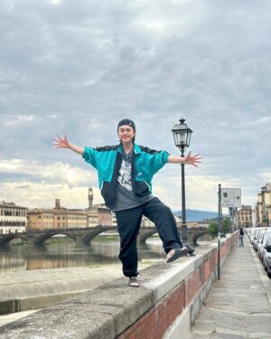 Ryo Katsuji Instagram - イタリア旅行おもひで🇮🇹
いっぱいありすぎて厳選できない。🥹
今まで仕事では色々海外行ったけど
プライベートは数回しか行ったことなかったけど
日本を離れ、見たことない景色、空気に触れてリラックスできた。
1舞台に1海外だなって話になった。
本当に仕事終えたら切り替えるためにも旅に行くのはいいかもな。
そしてイタリアの人たちはみんないい人！
みんな笑顔だしノリがいいし穏やか。
せかせか仕事をしないけど丁寧。
生きる上での順序が仕事が1番よりも
どう楽しく生きるかって感じがした。

行きの飛行機✈️で後ろのおばあさまと2時間も話した。
ちょくちょく眠いなと思うタイミングでトントンしてきて
これ食べなさいとかこれ呑む？とかちょっとマジか。。
寝たいのだが、、、となったけど
なんとかジェスチャーでやり取りしてた。
が、いきなり、日本語話せるの？って日本語で話しかけられた。笑
え。🤯
今までのジェスチャーはなんだったの？と笑い合い。
そこからおばあさんの今までの人生を2時間聞いた。
ここにそれを書くと書ききれないけど。
終戦前に生まれ、終戦後は台湾から日本へ引き揚げた。
貧しい生活の中、手に職を持ちお金を貯めた。
そこから誰も自分のことを知らない土地に行きたいと思い、
16歳でブラジルへ花嫁にいったと。
そこで子供を育て孫もたくさんいる。
旦那様が最近なくなってしまった。
自分の半分を持っていかれた気がした。
でも綺麗な綺麗な壺に遺灰が入ってるからねって笑顔で。

おばあさまから最後に
⚪︎ お金は必要な時に貯めるのではなく目標をたて貯める。
⚪︎ 子供は病み上がりに目を離しちゃいけない。

昔は40日もかけてブラジルに行ったけど
今は飛行機でどこでもすぐ行けちゃう。
食べ物もいっぱい。
耳が悪いけど補聴器だってある。
だからあなたと話せる。
幸せよね。じゃあまたね。

、、、なんかね。最初マジかってなったけど
話せてよかった。
色々教訓になったよ。
ありがとう。敬子さん。

P.S あなたはなにしてる人って聞かれて
アイアム　フェイマス　アクターって言ったら爆笑されたけど一応アクターは本当だよ。笑
ブラジルにも届けられるように頑張るね！笑🇧🇷

みんな〜ボン ジョルノ！
いつもグラッツェ！
楽しい旅だったよ　シゲチャンカパーナ💚
ありがとうしげかとう
かとうりょう　勝地涼でした
チャオ👋

@shigeaki_kato_whoiam 
@sudacchi

あ、あと財布を日本に忘れてイタリア行ったけど
持つべきものは友達だってことだぁね、笑