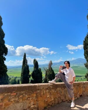 Ryo Katsuji Instagram - イタリア旅行おもひで🇮🇹
いっぱいありすぎて厳選できない。🥹
今まで仕事では色々海外行ったけど
プライベートは数回しか行ったことなかったけど
日本を離れ、見たことない景色、空気に触れてリラックスできた。
1舞台に1海外だなって話になった。
本当に仕事終えたら切り替えるためにも旅に行くのはいいかもな。
そしてイタリアの人たちはみんないい人！
みんな笑顔だしノリがいいし穏やか。
せかせか仕事をしないけど丁寧。
生きる上での順序が仕事が1番よりも
どう楽しく生きるかって感じがした。

行きの飛行機✈️で後ろのおばあさまと2時間も話した。
ちょくちょく眠いなと思うタイミングでトントンしてきて
これ食べなさいとかこれ呑む？とかちょっとマジか。。
寝たいのだが、、、となったけど
なんとかジェスチャーでやり取りしてた。
が、いきなり、日本語話せるの？って日本語で話しかけられた。笑
え。🤯
今までのジェスチャーはなんだったの？と笑い合い。
そこからおばあさんの今までの人生を2時間聞いた。
ここにそれを書くと書ききれないけど。
終戦前に生まれ、終戦後は台湾から日本へ引き揚げた。
貧しい生活の中、手に職を持ちお金を貯めた。
そこから誰も自分のことを知らない土地に行きたいと思い、
16歳でブラジルへ花嫁にいったと。
そこで子供を育て孫もたくさんいる。
旦那様が最近なくなってしまった。
自分の半分を持っていかれた気がした。
でも綺麗な綺麗な壺に遺灰が入ってるからねって笑顔で。

おばあさまから最後に
⚪︎ お金は必要な時に貯めるのではなく目標をたて貯める。
⚪︎ 子供は病み上がりに目を離しちゃいけない。

昔は40日もかけてブラジルに行ったけど
今は飛行機でどこでもすぐ行けちゃう。
食べ物もいっぱい。
耳が悪いけど補聴器だってある。
だからあなたと話せる。
幸せよね。じゃあまたね。

、、、なんかね。最初マジかってなったけど
話せてよかった。
色々教訓になったよ。
ありがとう。敬子さん。

P.S あなたはなにしてる人って聞かれて
アイアム　フェイマス　アクターって言ったら爆笑されたけど一応アクターは本当だよ。笑
ブラジルにも届けられるように頑張るね！笑🇧🇷

みんな〜ボン ジョルノ！
いつもグラッツェ！
楽しい旅だったよ　シゲチャンカパーナ💚
ありがとうしげかとう
かとうりょう　勝地涼でした
チャオ👋

@shigeaki_kato_whoiam 
@sudacchi

あ、あと財布を日本に忘れてイタリア行ったけど
持つべきものは友達だってことだぁね、笑