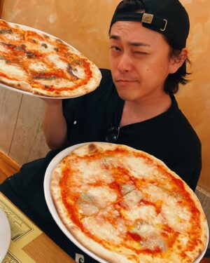 Ryo Katsuji Instagram - イタリア旅行おもひで🇮🇹
いっぱいありすぎて厳選できない。🥹
今まで仕事では色々海外行ったけど
プライベートは数回しか行ったことなかったけど
日本を離れ、見たことない景色、空気に触れてリラックスできた。
1舞台に1海外だなって話になった。
本当に仕事終えたら切り替えるためにも旅に行くのはいいかもな。
そしてイタリアの人たちはみんないい人！
みんな笑顔だしノリがいいし穏やか。
せかせか仕事をしないけど丁寧。
生きる上での順序が仕事が1番よりも
どう楽しく生きるかって感じがした。

行きの飛行機✈️で後ろのおばあさまと2時間も話した。
ちょくちょく眠いなと思うタイミングでトントンしてきて
これ食べなさいとかこれ呑む？とかちょっとマジか。。
寝たいのだが、、、となったけど
なんとかジェスチャーでやり取りしてた。
が、いきなり、日本語話せるの？って日本語で話しかけられた。笑
え。🤯
今までのジェスチャーはなんだったの？と笑い合い。
そこからおばあさんの今までの人生を2時間聞いた。
ここにそれを書くと書ききれないけど。
終戦前に生まれ、終戦後は台湾から日本へ引き揚げた。
貧しい生活の中、手に職を持ちお金を貯めた。
そこから誰も自分のことを知らない土地に行きたいと思い、
16歳でブラジルへ花嫁にいったと。
そこで子供を育て孫もたくさんいる。
旦那様が最近なくなってしまった。
自分の半分を持っていかれた気がした。
でも綺麗な綺麗な壺に遺灰が入ってるからねって笑顔で。

おばあさまから最後に
⚪︎ お金は必要な時に貯めるのではなく目標をたて貯める。
⚪︎ 子供は病み上がりに目を離しちゃいけない。

昔は40日もかけてブラジルに行ったけど
今は飛行機でどこでもすぐ行けちゃう。
食べ物もいっぱい。
耳が悪いけど補聴器だってある。
だからあなたと話せる。
幸せよね。じゃあまたね。

、、、なんかね。最初マジかってなったけど
話せてよかった。
色々教訓になったよ。
ありがとう。敬子さん。

P.S あなたはなにしてる人って聞かれて
アイアム　フェイマス　アクターって言ったら爆笑されたけど一応アクターは本当だよ。笑
ブラジルにも届けられるように頑張るね！笑🇧🇷

みんな〜ボン ジョルノ！
いつもグラッツェ！
楽しい旅だったよ　シゲチャンカパーナ💚
ありがとうしげかとう
かとうりょう　勝地涼でした
チャオ👋

@shigeaki_kato_whoiam 
@sudacchi

あ、あと財布を日本に忘れてイタリア行ったけど
持つべきものは友達だってことだぁね、笑