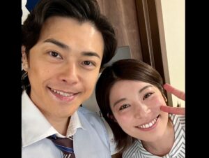 Ryo Katsuji Instagram - 舞台「ハザカイキ」
全36公演終えました。
ありがとうございました。
台本もらった時から今日まで
探してるものもわからない時から
探しまくって辿り着いた今井でした。
今回の台本を読んだ時
まさに、こういったことが起きている。
自分も勝手なことを書かれて、それを切り取られ、
それがあたかも事実のようになる経験や、
自分の中にある嫌なズルい部分を思い出したり。
稽古場ではいつもよりもピリピリしたな。
でもこの作品は全力でやらねばと思いぶつかりました。
役者をやってて今回の作品に関わる時に全力で削らなければいつ削るんだと自分に言い聞かせて頑張りました。
でも疲れたな。ほんとうに。
とりあえずホッとしました。

丸山くん。 @super_eight_official 
親友役ということで稽古場ではぶつからせていただきました。
儚い脆い目が愛おしかったです。
ありがとうございました。
言葉にするのがもったいな。
最後に握手できた。それだけでいい。
座長！本当におつかれさまでした。

恒松さん。 @yuri_tune 
楽しむ天才なんだと先輩たちが言っていたけど
稽古場で見ていて、尊敬だよ。
芝居について話せる稽古場にもっとしたかった。
今度はセリフを交わしたいね。

ほなみちゃん。 @honami__s 
2人のシーンで、客からは背中しか見えてないけど、毎日新鮮に芝居してくれて
ほなみちゃんの表情に心を揺さぶれてました。
助けられました。ありがとう。

ジョーくん。 
初めての舞台で慣れないことだらけの中
毎日気持ちを作ってがんばったね。
自分にちゃんと課題を与えて、体づくりもして
本当にお疲れ様でした。

米村さん。
稽古場から気づいたらすーと米村さんに近づいていく自分がいて、あそこはこうじゃないかとか疑問に思ったり、良くするにはの話をすると
大抵同じことを思ってた。不思議です。
今度はがっつり芝居したいです。

横山さん。 @yokoyamayui_1208 
カラオケのシーン。
しんどいシーンだけど毎回新鮮に感情を作っていて、
次の自分のシーンに繋がるバトンをちゃんと渡してくれて助けられました。
ありがとう。

大空さん。
稽古場から佇まいが凛としていて素敵でした。
風間さんとのシーンがせつなくて。
セリフの明瞭さ立ち姿、ほんと素敵でした。
もっとお話したかったな。

風間さん。
全てにおいてさすがでした。
声の厚さ？熱さ？圧？
それでいて優しい。
あんなに声をコントロールできるものなのか。
それでいて感情でちゃんとブレるなんて、、
素敵すぎる。これからも大好きです。
そして今度こそはちゃんと芝居をぶつけ合いたいです。

ボブ美ちゃん。 @bob.hidaka 
スナックのシーンのテンポを作り上げられたのはあなたのおかげだよ。
それでいてちゃんとキャラが伝わる。
愛がちゃんと見えて素晴らしかったです。
実はめちゃ気使いの人よね。
いつも笑ってくれてありがとう。

松澤くん。 @takumi_13 
今回の舞台で君がいなかったら俺は折れてたと思う。
話を聞いてくれてありがとう。
自分の役についてもどう思うか聞いてくれて。
こう舞台を作りたいんだって思ったよ。
松澤くんの痛みは同世代としてわかる。
共に頑張ろう。共にいい俳優になろう。

青山さん。 @aoyama_misato 
感情を出すんだけど、なぜこうなったかは自分では説明しないという難しい役どころ。
でも稽古場でも本番でも悩みながら
ただ感情を出す、大きくするんじゃなく
繊細にやってる姿かっこよかったよ。
台本穴あくんじゃないかってくらい見てる姿を忘れない。

川綱くん。 @chikara_insta 
稽古場、飲み会、楽屋のいかた。
なんか君の空気感が好きだよ。
今の悩みもこれからの不安も君なら乗り越えられるよ。
いつでも連絡してきなね。

スタッフのみなさん。
本当始まったらジェットコースターのように怒涛の転換、衣装もメイクも。
ほんと職人でした。かっこよかったっす。

東京エキストラのみんな。
大阪エキストラのみんな。
ありがとう。
最後までみんなと作り上げている
みんなの想いを背負ってると思いながら
舞台に立たせてもらったよ。
ありがとうございました。

そして三浦さん。
本当にお疲れ様でした。
長い戦いでしたね。
三浦さんの不器用ながらも変わろうとしてたり
できなかったりしながら
もがいて演出をしていたのが素敵でした。
大阪の楽屋で2人で1時間くらい？
話した時間忘れません。
これからもずっと作品作り続けてくださいよ！
俺もどうこれからしていくべきなのか
悩みながらも演じ続けますから。
いつか、ふと勝地を思い出したら呼んでください。
仕事としてじゃなくてもいつでも。
本当にありがとうございました。

いやはや長すぎる文章すいませんでした。

さて切り替えて前へ。

みんな。いつかまたね。
