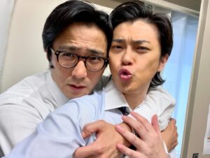 Ryo Katsuji Instagram - 舞台「ハザカイキ」
全36公演終えました。
ありがとうございました。
台本もらった時から今日まで
探してるものもわからない時から
探しまくって辿り着いた今井でした。
今回の台本を読んだ時
まさに、こういったことが起きている。
自分も勝手なことを書かれて、それを切り取られ、
それがあたかも事実のようになる経験や、
自分の中にある嫌なズルい部分を思い出したり。
稽古場ではいつもよりもピリピリしたな。
でもこの作品は全力でやらねばと思いぶつかりました。
役者をやってて今回の作品に関わる時に全力で削らなければいつ削るんだと自分に言い聞かせて頑張りました。
でも疲れたな。ほんとうに。
とりあえずホッとしました。

丸山くん。 @super_eight_official 
親友役ということで稽古場ではぶつからせていただきました。
儚い脆い目が愛おしかったです。
ありがとうございました。
言葉にするのがもったいな。
最後に握手できた。それだけでいい。
座長！本当におつかれさまでした。

恒松さん。 @yuri_tune 
楽しむ天才なんだと先輩たちが言っていたけど
稽古場で見ていて、尊敬だよ。
芝居について話せる稽古場にもっとしたかった。
今度はセリフを交わしたいね。

ほなみちゃん。 @honami__s 
2人のシーンで、客からは背中しか見えてないけど、毎日新鮮に芝居してくれて
ほなみちゃんの表情に心を揺さぶれてました。
助けられました。ありがとう。

ジョーくん。 
初めての舞台で慣れないことだらけの中
毎日気持ちを作ってがんばったね。
自分にちゃんと課題を与えて、体づくりもして
本当にお疲れ様でした。

米村さん。
稽古場から気づいたらすーと米村さんに近づいていく自分がいて、あそこはこうじゃないかとか疑問に思ったり、良くするにはの話をすると
大抵同じことを思ってた。不思議です。
今度はがっつり芝居したいです。

横山さん。 @yokoyamayui_1208 
カラオケのシーン。
しんどいシーンだけど毎回新鮮に感情を作っていて、
次の自分のシーンに繋がるバトンをちゃんと渡してくれて助けられました。
ありがとう。

大空さん。
稽古場から佇まいが凛としていて素敵でした。
風間さんとのシーンがせつなくて。
セリフの明瞭さ立ち姿、ほんと素敵でした。
もっとお話したかったな。

風間さん。
全てにおいてさすがでした。
声の厚さ？熱さ？圧？
それでいて優しい。
あんなに声をコントロールできるものなのか。
それでいて感情でちゃんとブレるなんて、、
素敵すぎる。これからも大好きです。
そして今度こそはちゃんと芝居をぶつけ合いたいです。

ボブ美ちゃん。 @bob.hidaka 
スナックのシーンのテンポを作り上げられたのはあなたのおかげだよ。
それでいてちゃんとキャラが伝わる。
愛がちゃんと見えて素晴らしかったです。
実はめちゃ気使いの人よね。
いつも笑ってくれてありがとう。

松澤くん。 @takumi_13 
今回の舞台で君がいなかったら俺は折れてたと思う。
話を聞いてくれてありがとう。
自分の役についてもどう思うか聞いてくれて。
こう舞台を作りたいんだって思ったよ。
松澤くんの痛みは同世代としてわかる。
共に頑張ろう。共にいい俳優になろう。

青山さん。 @aoyama_misato 
感情を出すんだけど、なぜこうなったかは自分では説明しないという難しい役どころ。
でも稽古場でも本番でも悩みながら
ただ感情を出す、大きくするんじゃなく
繊細にやってる姿かっこよかったよ。
台本穴あくんじゃないかってくらい見てる姿を忘れない。

川綱くん。 @chikara_insta 
稽古場、飲み会、楽屋のいかた。
なんか君の空気感が好きだよ。
今の悩みもこれからの不安も君なら乗り越えられるよ。
いつでも連絡してきなね。

スタッフのみなさん。
本当始まったらジェットコースターのように怒涛の転換、衣装もメイクも。
ほんと職人でした。かっこよかったっす。

東京エキストラのみんな。
大阪エキストラのみんな。
ありがとう。
最後までみんなと作り上げている
みんなの想いを背負ってると思いながら
舞台に立たせてもらったよ。
ありがとうございました。

そして三浦さん。
本当にお疲れ様でした。
長い戦いでしたね。
三浦さんの不器用ながらも変わろうとしてたり
できなかったりしながら
もがいて演出をしていたのが素敵でした。
大阪の楽屋で2人で1時間くらい？
話した時間忘れません。
これからもずっと作品作り続けてくださいよ！
俺もどうこれからしていくべきなのか
悩みながらも演じ続けますから。
いつか、ふと勝地を思い出したら呼んでください。
仕事としてじゃなくてもいつでも。
本当にありがとうございました。

いやはや長すぎる文章すいませんでした。

さて切り替えて前へ。

みんな。いつかまたね。