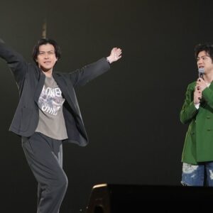 Ryo Katsuji Instagram - 山田裕貴のオールナイトニッポンX
横浜アリーナ王におれはなる！

にシークレット？サプライズ？ゲストで行ってきました！
なんで豪華なアーティストが出る中
俺がシークレットなんだよ！
出づらいだろう！
てかラジオのイベントを横浜アリーナってなんだよ！
てかドラゴンフェニックスってなんだよ！
そもそもお前長崎にいなくていいのかよ！
あめちゃん待ってるぞ！
いきなりラジオバラしになってクリスマスぼっちだった！
誰が俺に心をくれるんだよ！
と、１万2000人の前で
勝地のダル絡みをしてきました。笑
そして勝地ファイス！をかましてきました。　

楽しんでいただけたのか心配ですが。笑

にしても山田裕貴。
ほんとにすごいよあなた。
俺は出会ってそんなに長くないけど
ほんとは静かで地味な子なことも知ってるし。
真面目で不安になりがちな君。
そんな君がラジオをはじめて、人が楽しむのをみてたい君が
たくさんのリスナーを楽しませ、たくさんの仲間をつくったからこそできたイベントだね。
苦手だけど、無理しながらも楽しませるために頑張る
山田裕貴だって山田裕貴なんだよ。
本当にそう思ったよ。
自分ってなんだろうとか自問自答したくなる。
この仕事をしてるとそんなことばかり考える。
インプットする時間もないととか。
でも前にも伝えたけど
出すものなくなって枯れちゃうってなってからだって
山田裕貴は魅力的だと思うよ。
休んだほうがいいゆっくりしていいよって言いたいけど
俺はそんな出し尽くす山田裕貴をこれからも見ていたい。
それでも本当にしんどくなったから呑みにいこう。
いつかまた志村さん加藤茶さんのような役で
がっつりやろう。
そしてラジオもまた行くね。
昨日は本当にお疲れ様でした。
かっこよかったよ。
横浜アリーナ王ってなんなんって思ってたけど
山田裕貴は横浜アリーナ王になったね👑👏