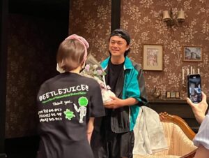 Ryo Katsuji Instagram - 37歳になりました。
公演前に舞台上で歌練習してる時にサプライズでみんなが祝ってくれました。
ありがたい。
体調不良で休んでる時、複雑な思いでした。
申し訳なさと悔しい気持ちで。
でもみんなのおかげで孤独ではありませんでした。
いいカンパニーに出会えて幸せです。

ジェジェジェ。
思ってた通り、合うわぁぁ。
センスのかたまり愛のかたまりだわ。💙❤️
この写真が出せるなんて。
ジェジェジェ、事務所さん
ありがとうごジェいます❤️

あゆちゃんがバーバラでほんとによかった。
いつも助けられてる。
またバーバラの横に戻れて幸せだよ。

みいしゃちゃん歌声が素敵。
小さな身体からとんでもないパワー。
一緒に出れてうれしいよ。

花束は愛しのバーバラから💐

なっ泣いてないっす。
や、役者なんで？芝居っす。

おい右の！たつおくん笑いすぎじゃないか？？
こんな感じでいじらせてもらってますが、本当素晴らしい役者。
僕のいない時にアダムを。
本当に感謝ですよ。
にしてもすんごい顔😂

ほんとみんな素晴らしい。

福田さん呼んでくれて感謝です。

プロデューサーの方々も
歌えない踊れない
勝地をミュージカルにって
発想力まじぱねぇっす。笑

いい年の始まりだ。
仕事精進していい役者へ。
子供とママを大切に。

みなさんもいつもありがとうございます。

さてこれから息子っちと遊ぶ！👶
電話できて、今日きてと言われたのですっ飛んでゆきますさ
@sixtones_official 
@manaka_ayu 
@junsena_official 
@miisha3148 
@t_takujiiii 
@hasaya_rena 
@tsunes.planet 
@yuki_koyama0828 
@dosotaku0579 
@nono_ca_yoshii 
@narushi_fukuda 

漏れがあったらすいません💦