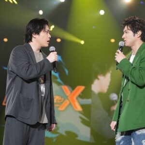 Ryo Katsuji Instagram - 山田裕貴のオールナイトニッポンX
横浜アリーナ王におれはなる！

にシークレット？サプライズ？ゲストで行ってきました！
なんで豪華なアーティストが出る中
俺がシークレットなんだよ！
出づらいだろう！
てかラジオのイベントを横浜アリーナってなんだよ！
てかドラゴンフェニックスってなんだよ！
そもそもお前長崎にいなくていいのかよ！
あめちゃん待ってるぞ！
いきなりラジオバラしになってクリスマスぼっちだった！
誰が俺に心をくれるんだよ！
と、１万2000人の前で
勝地のダル絡みをしてきました。笑
そして勝地ファイス！をかましてきました。　

楽しんでいただけたのか心配ですが。笑

にしても山田裕貴。
ほんとにすごいよあなた。
俺は出会ってそんなに長くないけど
ほんとは静かで地味な子なことも知ってるし。
真面目で不安になりがちな君。
そんな君がラジオをはじめて、人が楽しむのをみてたい君が
たくさんのリスナーを楽しませ、たくさんの仲間をつくったからこそできたイベントだね。
苦手だけど、無理しながらも楽しませるために頑張る
山田裕貴だって山田裕貴なんだよ。
本当にそう思ったよ。
自分ってなんだろうとか自問自答したくなる。
この仕事をしてるとそんなことばかり考える。
インプットする時間もないととか。
でも前にも伝えたけど
出すものなくなって枯れちゃうってなってからだって
山田裕貴は魅力的だと思うよ。
休んだほうがいいゆっくりしていいよって言いたいけど
俺はそんな出し尽くす山田裕貴をこれからも見ていたい。
それでも本当にしんどくなったから呑みにいこう。
いつかまた志村さん加藤茶さんのような役で
がっつりやろう。
そしてラジオもまた行くね。
昨日は本当にお疲れ様でした。
かっこよかったよ。
横浜アリーナ王ってなんなんって思ってたけど
山田裕貴は横浜アリーナ王になったね👑👏