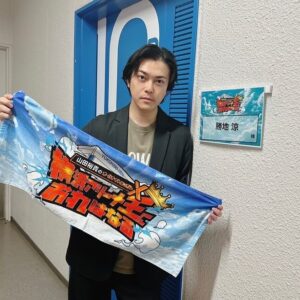 Ryo Katsuji Instagram - 山田裕貴のオールナイトニッポンX
横浜アリーナ王におれはなる！

にシークレット？サプライズ？ゲストで行ってきました！
なんで豪華なアーティストが出る中
俺がシークレットなんだよ！
出づらいだろう！
てかラジオのイベントを横浜アリーナってなんだよ！
てかドラゴンフェニックスってなんだよ！
そもそもお前長崎にいなくていいのかよ！
あめちゃん待ってるぞ！
いきなりラジオバラしになってクリスマスぼっちだった！
誰が俺に心をくれるんだよ！
と、１万2000人の前で
勝地のダル絡みをしてきました。笑
そして勝地ファイス！をかましてきました。　

楽しんでいただけたのか心配ですが。笑

にしても山田裕貴。
ほんとにすごいよあなた。
俺は出会ってそんなに長くないけど
ほんとは静かで地味な子なことも知ってるし。
真面目で不安になりがちな君。
そんな君がラジオをはじめて、人が楽しむのをみてたい君が
たくさんのリスナーを楽しませ、たくさんの仲間をつくったからこそできたイベントだね。
苦手だけど、無理しながらも楽しませるために頑張る
山田裕貴だって山田裕貴なんだよ。
本当にそう思ったよ。
自分ってなんだろうとか自問自答したくなる。
この仕事をしてるとそんなことばかり考える。
インプットする時間もないととか。
でも前にも伝えたけど
出すものなくなって枯れちゃうってなってからだって
山田裕貴は魅力的だと思うよ。
休んだほうがいいゆっくりしていいよって言いたいけど
俺はそんな出し尽くす山田裕貴をこれからも見ていたい。
それでも本当にしんどくなったから呑みにいこう。
いつかまた志村さん加藤茶さんのような役で
がっつりやろう。
そしてラジオもまた行くね。
昨日は本当にお疲れ様でした。
かっこよかったよ。
横浜アリーナ王ってなんなんって思ってたけど
山田裕貴は横浜アリーナ王になったね👑👏