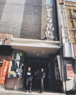 Ryo Narita Instagram - シネマ尾道
洲本オリオン

ありがとうございました

全国の皆様へフェニックスを届けに回った、狼組舞台挨拶旅、前半戦を終えました

全国には、素敵すぎる映画館が沢山ある
念願のシネマ尾道、洲本オリオン
そしてティーチイン

いい時間を過ごさせてもらいました

まだまだフェニックスは羽ばたき始めたばかりです

今週末は東北へ行かせてもらいます
気持ちのいい旅映画、楽しんでいただけますように

宜しくお願いします