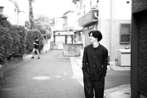 Ryo Nishikido Instagram - 先日撮影してた時のボツカットです。
映り込むスタッフ。
見えない所で支える存在のはずなんですが、、、
ただ色んな人に支えられて僕がいます。
