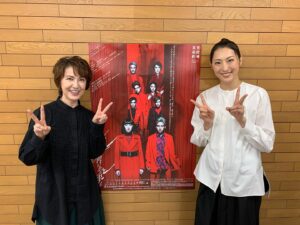 Ryo Tamaki Instagram - 。

こんにちは😃

本日は現在稽古中のミュージカル『天翔ける風に』インタビューの時のオフショットをお届けします📸

珠城お馴染みのピースサインです✌️
謝さん、剣さんとの写真は珠城もとても嬉しそうですね‼️

タカラヅカ・スカイ・ステージ
「OGエンターテイメントTV NAVI」では、
剣さんとのインタビュー映像がリピート放送にてございますので、是非ご覧になってください🙇‍♂️

以上、
マネージャーでした💪

#珠城りょう

#天翔ける風に
#東京芸術劇場

#謝珠栄 さん

#屋良朝幸 さん
#今拓哉 さん　
#東山義久 さん
#原義孝 さん
#加藤梨里香さん
#駒田一 さん
#剣幸 さん

#タカラヅカスカイステージ#OGエンターテイメントTVNAVI
 #fyp
#夏