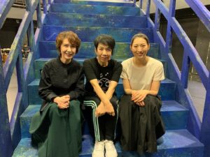 Ryo Tamaki Instagram - 。

こんにちは😃

本日は現在稽古中のミュージカル『天翔ける風に』インタビューの時のオフショットをお届けします📸

珠城お馴染みのピースサインです✌️
謝さん、剣さんとの写真は珠城もとても嬉しそうですね‼️

タカラヅカ・スカイ・ステージ
「OGエンターテイメントTV NAVI」では、
剣さんとのインタビュー映像がリピート放送にてございますので、是非ご覧になってください🙇‍♂️

以上、
マネージャーでした💪

#珠城りょう

#天翔ける風に
#東京芸術劇場

#謝珠栄 さん

#屋良朝幸 さん
#今拓哉 さん　
#東山義久 さん
#原義孝 さん
#加藤梨里香さん
#駒田一 さん
#剣幸 さん

#タカラヅカスカイステージ#OGエンターテイメントTVNAVI
 #fyp
#夏