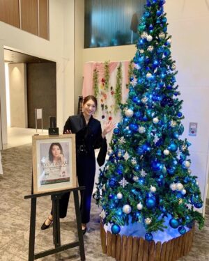 Ryo Tamaki Instagram - .

りょうです☺️

「珠城りょう　Xmas premium talk show」
12/23、24とお越しくださいました皆様、ありがとうございました！！
皆様の前に立ってのイベントは年内では今日が最後でした。
1年間、ご声援ありがとうございました。

久し振りにランチやディナーのあるイベントを開催させていただいて、高揚するお客様のお顔を間近に見られたことがとても嬉しかったですし、来年もしっかり歩もうと思いました😌✨
１つ１つのお仕事を丁寧に、出会う全ての方々へ敬意と思いやりをもって過ごしていきたいです。

楽しく、温かいお人柄で会場を盛り上げてくださった司会の梅田陽子さん。
素敵な生演奏で会場を彩ってくださった竹内麻美ストリングカルテットのみなさん。
ジブリの音楽、贅沢すぎました🥺
そして数ヶ月に渡ってサポートしてくださいましたMARUKO様、本当にありがとうございました！！

皆様、メリークリスマス🎄
そしてよいお年をお迎えください。

いつも温かいご声援ありがとうございます。
Thank you very much.
謝謝
감사합니다

珠城りょうでした😌

#SUBIRAKASAKATOKYO

#MARUKO
#サプリメント

#梅田陽子 さん
#アナウンサー

#竹内麻美ストリングカルテット さん

#珠城りょう　#俳優
#クリスマス　#イベント

#本人投稿