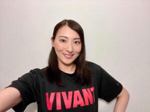Ryo Tamaki Instagram - こんばんは😃

TBS日曜劇場『VIVANT』が
本日の21時からついに放送されます‼︎‼︎

今日のオフショットは、
『VIVANT』スタッフTシャツが気に入って珠城が自分で撮った写真です。笑

珠城が着用してる『VIVANT』オリジナルTシャツの詳細はストーリーにてチェック✅できます🐈‍⬛
これでみなさんもVIVANTファミリーですね✨

皆さん、初回放送からぜひぜひ是非ご覧下さい🙇‍♂️

以上、
マネージャーでした💪🐈‍⬛

#堺雅人 さん
#阿部寛 さん
#二階堂ふみ さん
#松坂桃李 さん
#役所広司　さん

#珠城りょう

#ドラマ　#TBS
#日曜劇場　#VIVANT
#オリジナルTシャツ

#俳優　#actor

#敵か味方か #味方か敵か