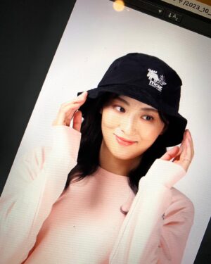 Ryo Tamaki Instagram - .

【お知らせ】

本日11/2(木)17時より
#moz_FOREST_LABEL 
コラボアイテム商品の受注が開始されます😃
（受注締め切り　12/11(月)23時59分）

商品概要は以下になります。

・ジップ付きパーカー　5色【BLACK・GRAY・NAVY・WHITE・WINE】
・トレーナー　5色【BLACK・WHITE・L.PINK・NAVY・L.BEIGE】
・バケットハット　2色【BLACK・S.KHAKI】

それぞれの商品に
Serenoのモチーフ（ジャスミンの花）とmozのキャラクターであるエルクがコラボレーションした珠城オリジナルのロゴが入っています🫎✨

更に！！
トレーナーの背中には、出身地である蒲郡の竹島を珠城自身が撮影したものをプリントしています📸

様々な思いが詰まった珠城オリジナルのコラボ商品、
日常を彩るアイテムとしてぜひお買い求めくださいませ😌

商品の詳細は、
ストーリーのURLにて✨

（トレーナーがユニセックスのLサイズ
パーカーがユニセックスのXLです🙇‍♂️）

以上、
マネージャーでした💪

#珠城りょう
#ryotamaki

#moz_FOREST_LABEL
#コラボ企画

#蒲郡市
#竹島

#ファンクラブ
#Sereno

#秋　#冬