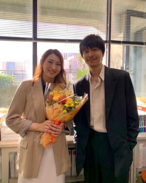 Ryo Tamaki Instagram - .

こんにちは！

「#アンチヒーロー」最終話、ご覧いただきありがとうございました☺️✨！！

志水の冤罪が証明されるのか…正義とは何か…全ての真相が明かされた一瞬たりとも見逃せない展開となった最終回。。
皆さま、いかがでしたか🤔？

そして本日は最終話のオフショットと明墨弁護士役の#長谷川博己　さんとのオフショットを📸✨

まだご覧になってない方はTVer、U-NEXT Paraviコーナーにて✔️！

今週末にはトークショー、
7月13、14日には朗読劇と皆さまにお会いできることも楽しみにしております✨

ドラマで初めて珠城を知ってくださった方も、是非、この機会に足をお運びいただけたら嬉しいです👀！！

約3ヶ月間、応援ありがとうございました😌

#tbs
#日曜劇場

#北村匠海　さん
#堀田真由　さん
#大島優子　さん
#林泰文　さん
#木村佳乃　さん
#野村萬斎　さん

#珠城りょう