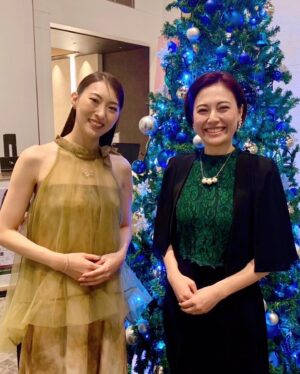 Ryo Tamaki Instagram - .

りょうです☺️

「珠城りょう　Xmas premium talk show」
12/23、24とお越しくださいました皆様、ありがとうございました！！
皆様の前に立ってのイベントは年内では今日が最後でした。
1年間、ご声援ありがとうございました。

久し振りにランチやディナーのあるイベントを開催させていただいて、高揚するお客様のお顔を間近に見られたことがとても嬉しかったですし、来年もしっかり歩もうと思いました😌✨
１つ１つのお仕事を丁寧に、出会う全ての方々へ敬意と思いやりをもって過ごしていきたいです。

楽しく、温かいお人柄で会場を盛り上げてくださった司会の梅田陽子さん。
素敵な生演奏で会場を彩ってくださった竹内麻美ストリングカルテットのみなさん。
ジブリの音楽、贅沢すぎました🥺
そして数ヶ月に渡ってサポートしてくださいましたMARUKO様、本当にありがとうございました！！

皆様、メリークリスマス🎄
そしてよいお年をお迎えください。

いつも温かいご声援ありがとうございます。
Thank you very much.
謝謝
감사합니다

珠城りょうでした😌

#SUBIRAKASAKATOKYO

#MARUKO
#サプリメント

#梅田陽子 さん
#アナウンサー

#竹内麻美ストリングカルテット さん

#珠城りょう　#俳優
#クリスマス　#イベント

#本人投稿