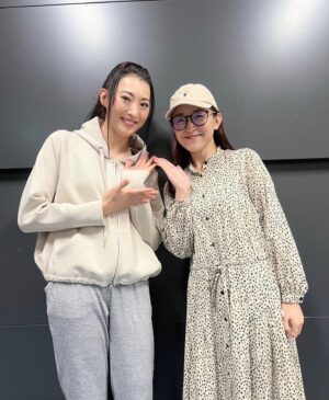 Ryo Tamaki Instagram - 。

こんにちは😃

昨日の公演に、
2013年
『天翔ける風に』三条智役
#彩乃かなみ さん

舞台『マヌエラ』で共演させて頂いた、
#千葉哲也 さん
#磯部莉菜子 さんが
お越しくださいました！！

彩乃かなみさんは月組の大先輩でもあり、
『天翔ける風に』の作品についても色々お話しさせていただいたそうです😌

千葉哲也さんにはマヌエラで演出もしていただきました！
連日マヌエラに関わった方がたくさん観に来てくださり、珠城も嬉しそうでした✨

まだご覧いただいていない方！！
東京は残すところあと２公演です！！！
劇場で心よりお待ちしております🙇‍♂️

以上、
マネージャーでした💪💃

#彩乃かなみ さん

#千葉哲也 さん
#磯部莉奈子 さん

#珠城りょう

#天翔ける風に
#ミュージカル
#東京芸術劇場

#野田秀樹　さん

#謝珠栄　さん

#マヌエラ　#PARCOSTAGE

#俳優　#actor