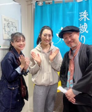 Ryo Tamaki Instagram - 。

こんにちは😃

昨日の公演に、
2013年
『天翔ける風に』三条智役
#彩乃かなみ さん

舞台『マヌエラ』で共演させて頂いた、
#千葉哲也 さん
#磯部莉菜子 さんが
お越しくださいました！！

彩乃かなみさんは月組の大先輩でもあり、
『天翔ける風に』の作品についても色々お話しさせていただいたそうです😌

千葉哲也さんにはマヌエラで演出もしていただきました！
連日マヌエラに関わった方がたくさん観に来てくださり、珠城も嬉しそうでした✨

まだご覧いただいていない方！！
東京は残すところあと２公演です！！！
劇場で心よりお待ちしております🙇‍♂️

以上、
マネージャーでした💪💃

#彩乃かなみ さん

#千葉哲也 さん
#磯部莉奈子 さん

#珠城りょう

#天翔ける風に
#ミュージカル
#東京芸術劇場

#野田秀樹　さん

#謝珠栄　さん

#マヌエラ　#PARCOSTAGE

#俳優　#actor