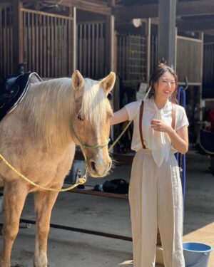 Ryo Tamaki Instagram - .

こんにちは😃

先日発売になった『美 ST D PHOTOBOOK』
珠城りょう芸歴15周年を記念したデジタル写真集、第2部『Journey』もうご覧いただけましたでか？？

撮影は4月上旬で寒い時期だったので、珠城は半袖やノースリーブの衣装で寒い〜！と言いつつもカメラ前に立つと顔色１つ変えずに撮影していました🤔

そんな『Journey』の撮影風景をポストします📸
珠城はこちらのお馬さんがとても気に入ったようで、たくさん話しかけていました。笑
みなさんの素敵な感想をぜひSNSでもお聞かせください！

さて、今日はVIVANT第５話の放送ですね！！
今週もハラハラドキドキの69分になるでしょう✨
一緒にリアタイしませんか？？
珠城はいったい何話から登場するのか。。
そちらもぜひ予想してみてください🙏🙏

そして台風の被害が拡大しませんように。
皆様お気をつけください。

以上、マネージャーでした💪🐈‍⬛

#写真集 #デジタル
#美STDPHOTOBOOK 
#Journey

#珠城りょう
#ryotamaki
#俳優　#デビュー　#15周年

#VIVANT
#VIVANTep5