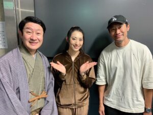 Ryo Tamaki Instagram - 。

こんばんは😃

本日ミュージカル『天翔ける風に』の公演に、
日曜劇場『VIVANT』でご一緒した市川笑三郎さん、平山祐介さん、西山潤さんがお越しくださいました！！

チーム別班ですね🐈‍⬛
みなさんとはモンゴルロケを経て一気に絆が深まったようです✨
別班メンバーの方々に観劇していただき珠城もとても喜んでいました👏

そして、
本日はキャストのみなさん、お越しいただいたお客様にも珠城の誕生日をお祝いしていただき、忘れられない1日になったと本人も言っておりました😌

皆様、お越しくださりありがとうございました😊

さて、今回も別班の業務の一部なのか。。。

以上、
マネージャーでした💪🐈‍⬛

#市川笑三郎 さん
#平山祐介 さん
#西山潤　さん

#珠城りょう

#天翔ける風に
#ミュージカル
#東京芸術劇場

#野田秀樹　さん

#謝珠栄　さん

#ドラマ　#TBS
#日曜劇場　#VIVANT

#別班

#俳優　#actor