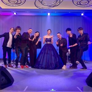 Ryo Tamaki Instagram - .

こんにちは！

デビュー15周年 珠城りょうディナーショー「Dream」にご来場いただきました皆さま、誠にありがとうございました✨
デビュー15周年を皆さまと、このような形でお祝いできましたこと、大変嬉しく思います🥂

皆さまのおかげで、素晴らしい15周年の締めくくりとなりました😌
いつも温かいご声援をありがとうございます。

写真はバンドメンバー・コーラスの皆さんとボイストレーナーの花れんさんと📸！

来週3/12(火)〜はいよいよミュージカル「20世紀号に乗って」が開幕となります🚂
また皆さまとお会いできることを楽しみにしております！

今後とも応援のほど、よろしくお願いいたします😌

#ディナーショー
#東京會舘

#梶原順　さん
#川内啓史　さん
#榊原大　さん
#山本真央樹　さん
#越前谷直樹　さん
#犬塚ヒカリ　さん
#須藤豪　さん

#花れん さん

#20世紀号に乗って

#珠城りょう
#ryotamaki