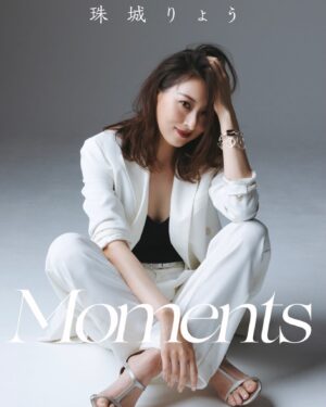 Ryo Tamaki Instagram - 。

【お知らせ】

珠城りょうデジタル写真集 
発売決定‼️

『美 ST D PHOTOBOOK』の企画第一弾として、
珠城りょうの芸歴15周年を記念したデジタル写真集の発売が決定いたしました✨

この写真集は第一部、第二部と内容の異なる2バージョンでの販売となります。
コンセプトからタイトル、⾐装やメイクまで、今の珠城の新しい姿や拘りが満載です！

また、下記のデジタル写真集の2冊セットを
6⽉17⽇～7⽉15⽇の間にkokodeブックスでご購⼊いただいた⽅の中から抽選で、
ロケ編で撮影したチェキに直筆サインを入れてプレゼントします🎁中には珠城の自撮りショットも！！

【販売概要】
≪スタジオ編≫
写真集名：Moments
発売⽇：6⽉17⽇(⼟）
価格：￥2,750（税込）
出版社：株式会社光⽂社

≪ロケ編≫
写真集名：Journey
発売⽇：8⽉10⽇（⽊）
価格：￥2,750（税込）
出版社：株式会社光⽂社
※2冊セットご購入の方も第二部の配信は8/10になります。

amazon、楽天Kobo、AppleBooks、honto、BookLive!、紀伊国屋電⼦書店Kinoppy、DMNブックス、Reader Store、ブックパス、電⼦⽂庫パブリ、kokodeブックス等の国内の主要電⼦書店で配信予定。

その他詳細は、6月17日の発売日に美ST公式サイトに記載されます。
みなさん、ぜひ楽しみに待っていてください😃

以上、マネージャーでした
💪

#写真集
#美STDPHOTOBOOK
#光文社　#美ST

#珠城りょう
#俳優
#デビュー　#15周年