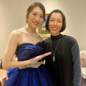 Ryo Tamaki Instagram - .

こんにちは！

デビュー15周年 珠城りょうディナーショー「Dream」にご来場いただきました皆さま、誠にありがとうございました✨
デビュー15周年を皆さまと、このような形でお祝いできましたこと、大変嬉しく思います🥂

皆さまのおかげで、素晴らしい15周年の締めくくりとなりました😌
いつも温かいご声援をありがとうございます。

写真はバンドメンバー・コーラスの皆さんとボイストレーナーの花れんさんと📸！

来週3/12(火)〜はいよいよミュージカル「20世紀号に乗って」が開幕となります🚂
また皆さまとお会いできることを楽しみにしております！

今後とも応援のほど、よろしくお願いいたします😌

#ディナーショー
#東京會舘

#梶原順　さん
#川内啓史　さん
#榊原大　さん
#山本真央樹　さん
#越前谷直樹　さん
#犬塚ヒカリ　さん
#須藤豪　さん

#花れん さん

#20世紀号に乗って

#珠城りょう
#ryotamaki