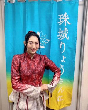 Ryo Tamaki Instagram - .

こんにちは！　りょうです😊

昨日、ミュージカル「天翔ける風に」無事に初日を迎えることが出来ました！！

とても多くのお客様にお越しいただき、温かい拍手をいただき、それが今もまだ当たり前ではないんだという事に感謝と喜びで胸が一杯になりました。

1人1人のキャストがありったけの情熱を注ぎ、一丸となって作品を作り上げています。
あったかくて優しくて、笑いに溢れた大好きなカンパニーです😌
謝さんを筆頭に、そんな素敵なみなさんとこの作品に挑めることを改めて幸せに思います✨

少し笑っていただける場面もありますので、みなさん気負わずに劇場にいらしてくださいね。笑
私達の情熱を受け止めていただけたらと思います！！

私にとっては久し振りのミュージカル出演ですが、日々向上していけるように課題と向き合いながら頑張ります！！
体力勝負になってくると思うので、千秋楽まで無事に駆け抜けられるようにしっかりケアします〜🫡

今日からも劇場で、そして遠くからでもたくさん応援していただけたら嬉しいです💓

いつも温かいご声援ありがとうございます。

Thank you very much.
謝謝
감사합니다

珠城りょうでした🤗

#天翔ける風に
#東京芸術劇場

#野田秀樹　さん

#謝珠栄　さん

#屋良朝幸 さん
#今拓哉 さん
#東山義久 さん
#原義孝 さん
#加藤梨里香 さん
#駒田一 さん
#剣幸 さん

#珠城りょう
#本人投稿

#ミュージカル