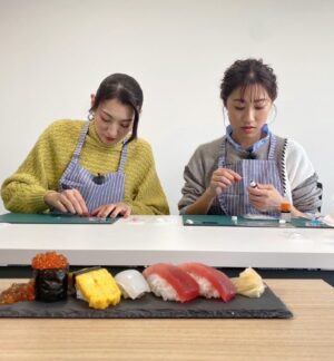 Ryo Tamaki Instagram - 。

こんにちは！

本日放送された「宝塚プルミエール特別企画」の撮影風景をポストします📸

同期の#仙名彩世　さんとお二人で本物のお寿司とミニチュアフードのお寿司作りに挑戦！！
黙々と取り組む中にも終始穏やかな空気が流れているのがとても印象的でした✨

WOWOW の特設ページ
『宝塚こぼれ話』のブログもぜひ読んでみてくださいね！
詳細はストーリーのURLにて🍣

#WOWOW 
#宝塚プルミエール

#仙名彩世 さん
#ミニチュアフード

#珠城りょう
#ryotamaki
#俳優

#ファンクラブ#Sereno