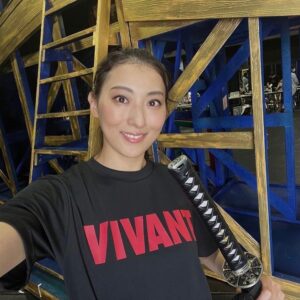 Ryo Tamaki Instagram - 。

こんにちは😃

皆さん、本日は19時から『VIVANT』祭りです✨
第1部は2時間半にわたる緊急生放送150分SP‼️

それに続き21時30分から
第2部のドラマ本編第9話放送、79分SPです！！

第1部のスペシャルでは、
出演者による生トークや、秘蔵の未公開シーンを公開！
さらにディレクターズカット版のスペシャルダイジェストをお届けするなど、一夜限りの特別企画が盛りだくさんとなっております👀

珠城は絶賛、ミュージカル『天翔ける風に』の稽古中ですがVIVANTのTシャツを着て思いを馳せています！

『VIVANT』Tシャツを着て、刀を持ってる姿が板に付いてますね🤔

是非、ミュージカル『天翔ける風に』も劇場に足を運んでくださいね🏃

以上、
マネージャーでした💪🐈‍⬛

#堺雅人 さん
#阿部寛 さん
#二階堂ふみ さん
#二宮和也　さん
#松坂桃李 さん
#役所広司　さん

#キムラ緑子　さん

#市川笑三郎 さん
#平山祐介 さん
#西山潤　さん
#別班

#珠城りょう　#俳優

#ドラマ　#TBS  #VIVANT祭
#日曜劇場　#VIVANTep9

#敵か味方か #味方か敵か

#天翔ける風に
#東京芸術劇場