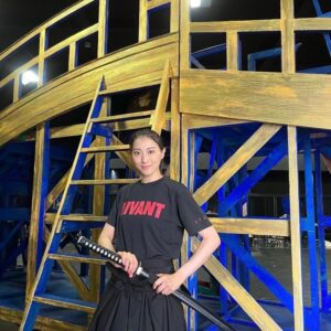 Ryo Tamaki Instagram - 。

こんにちは😃

皆さん、本日は19時から『VIVANT』祭りです✨
第1部は2時間半にわたる緊急生放送150分SP‼️

それに続き21時30分から
第2部のドラマ本編第9話放送、79分SPです！！

第1部のスペシャルでは、
出演者による生トークや、秘蔵の未公開シーンを公開！
さらにディレクターズカット版のスペシャルダイジェストをお届けするなど、一夜限りの特別企画が盛りだくさんとなっております👀

珠城は絶賛、ミュージカル『天翔ける風に』の稽古中ですがVIVANTのTシャツを着て思いを馳せています！

『VIVANT』Tシャツを着て、刀を持ってる姿が板に付いてますね🤔

是非、ミュージカル『天翔ける風に』も劇場に足を運んでくださいね🏃

以上、
マネージャーでした💪🐈‍⬛

#堺雅人 さん
#阿部寛 さん
#二階堂ふみ さん
#二宮和也　さん
#松坂桃李 さん
#役所広司　さん

#キムラ緑子　さん

#市川笑三郎 さん
#平山祐介 さん
#西山潤　さん
#別班

#珠城りょう　#俳優

#ドラマ　#TBS  #VIVANT祭
#日曜劇場　#VIVANTep9

#敵か味方か #味方か敵か

#天翔ける風に
#東京芸術劇場
