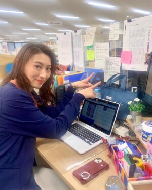 Ryo Tamaki Instagram - .

こんにちは！

明後日、5/26(日)21:00〜、TBS「アンチヒーロー」第7話放送です🧑‍⚖️✨

先週の放送では、珠城演じる沢原麻希の弁護を明墨弁護士が請け負うというストーリーでした📚！
物語も大きく動き出し、７話は更に怒涛の展開が待ち受けています👀

是非、皆さんも一緒にリアルタイム視聴＆追いアンチしましょう♫

そして、今日は6話でチラッと登場した編集部の仕事場を📸

美術さんが細部まで拘り抜いたデスクに、なんと！珠城のファンクラブ名である「Sereno」の看板が😳
スタッフさんからの素敵なお心遣いに珠城も感激していました✨✨

Netflix・U-NEXT・TVerなどで配信中ですので、まだご覧になってない方も、もう一度ご覧になりたい方も、是非、ご視聴ください✔️🐕

次回のオフショットもお楽しみに☺️

#tbs  #日曜劇場
#アンチヒーロー

#長谷川博己　さん
#北村匠海　さん
#堀田真由　さん
#大島優子　さん
#林泰文　さん
#木村佳乃　さん
#野村萬斎　さん

#珠城りょう
#ryotamaki
#Sereno