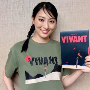 Ryo Tamaki Instagram - 。

こんにちは😃

昨日、日曜劇場『VIVANT』第8話が放送されました‼︎
皆さんもご覧いただけたでしょうか?

乃木が40年越しに父・ベキに再開！！
別班を裏切りテントに。。
複雑に絡み合うベキ、乃木、ノコルの思いに次回も目が離せませんね！
黒須の運命は⁉︎

今回のオフショットは、
『VIVANT』公式グッズ台本表紙風デザイン（8話ver）Tシャツとモンゴルロケでのオフショットになります📸

珠城が着用してるTシャツは『VIVANT』✅できます🐈‍⬛

以上、
マネージャーでした💪🐈‍⬛

#堺雅人 さん
#阿部寛 さん
#二階堂ふみ さん
#二宮和也　さん
#松坂桃李 さん
#役所広司　さん

#キムラ緑子　さん

#市川笑三郎 さん
#平山祐介 さん
#西山潤　さん

#珠城りょう　#俳優

#ドラマ　#TBS
#日曜劇場　#VIVANTep8
#オリジナルTシャツ

#敵か味方か #味方か敵か