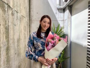 Ryo Tamaki Instagram - .

こんにちは🌸

珠城が1年間、ナレーションを務めさせていただいたWOWOW「宝塚プルミエール」がいよいよ3/30(土)で最終回を迎えます！

珠城も毎回、ナレーションという仕事を楽しみながら収録しておりました😌

今回は最終回収録の際のオフショットを📸！

収録終わりにはスタッフの皆さんから、春らしさ満載の素敵な花束をいただきました💐

毎回、四季折々のテーマに沿って撮影していた、ユニークな写真も今回で最後となります..
皆さま、是非、ストーリーよりチェックしてみてください✔️

ご視聴いただいた皆さま、応援してくださった皆さま、1年間、本当にありがとうございました😌

最終回もお見逃しなく👀！

#WOWOW
#宝塚プルミエール

#ryotamaki
#珠城りょう