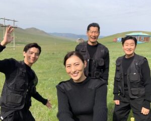 Ryo Tamaki Instagram - 。

こんにちは😃

昨日、日曜劇場『VIVANT』第8話が放送されました‼︎
皆さんもご覧いただけたでしょうか?

乃木が40年越しに父・ベキに再開！！
別班を裏切りテントに。。
複雑に絡み合うベキ、乃木、ノコルの思いに次回も目が離せませんね！
黒須の運命は⁉︎

今回のオフショットは、
『VIVANT』公式グッズ台本表紙風デザイン（8話ver）Tシャツとモンゴルロケでのオフショットになります📸

珠城が着用してるTシャツは『VIVANT』✅できます🐈‍⬛

以上、
マネージャーでした💪🐈‍⬛

#堺雅人 さん
#阿部寛 さん
#二階堂ふみ さん
#二宮和也　さん
#松坂桃李 さん
#役所広司　さん

#キムラ緑子　さん

#市川笑三郎 さん
#平山祐介 さん
#西山潤　さん

#珠城りょう　#俳優

#ドラマ　#TBS
#日曜劇場　#VIVANTep8
#オリジナルTシャツ

#敵か味方か #味方か敵か