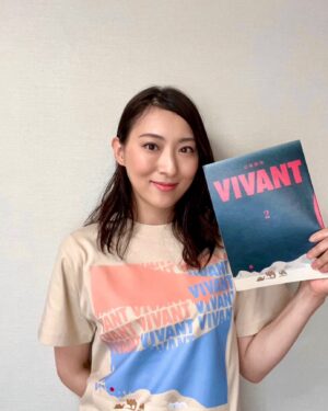 Ryo Tamaki Instagram - こんにちは😃

昨日、日曜劇場『VIVANT』第２話が放送されました‼︎
皆さんもご覧いただけたでしょうか?
珠城はまたリアタイしていたらしく、あっという間に終わっちゃった👀✨と言っていました。笑

『VIVANT』の謎がついに明らかに。。。
でも、まだまだ真相はわかりませんね🤔

今回のオフショットは、
『VIVANT』公式グッズ台本表紙風デザイン（2話ver）Tシャツになります。

今後の展開も楽しみですね！
珠城が何話から登場するかも予想してみてください🙇‍♂️

珠城が着用してる『VIVANT』✅できます🐈‍⬛

以上、
マネージャーでした💪🐈‍⬛

#堺雅人 さん
#阿部寛 さん
#二階堂ふみ さん
#松坂桃李 さん
#二宮和也　さん
#役所広司　さん

#珠城りょう

#ドラマ　#TBS
#日曜劇場　#VIVANT
#オリジナルTシャツ

#俳優　#actor

#敵か味方か #味方か敵か