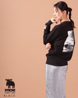 Ryo Tamaki Instagram - .

【お知らせ】

本日11/2(木)17時より
#moz_FOREST_LABEL 
コラボアイテム商品の受注が開始されます😃
（受注締め切り　12/11(月)23時59分）

商品概要は以下になります。

・ジップ付きパーカー　5色【BLACK・GRAY・NAVY・WHITE・WINE】
・トレーナー　5色【BLACK・WHITE・L.PINK・NAVY・L.BEIGE】
・バケットハット　2色【BLACK・S.KHAKI】

それぞれの商品に
Serenoのモチーフ（ジャスミンの花）とmozのキャラクターであるエルクがコラボレーションした珠城オリジナルのロゴが入っています🫎✨

更に！！
トレーナーの背中には、出身地である蒲郡の竹島を珠城自身が撮影したものをプリントしています📸

様々な思いが詰まった珠城オリジナルのコラボ商品、
日常を彩るアイテムとしてぜひお買い求めくださいませ😌

商品の詳細は、
ストーリーのURLにて✨

（トレーナーがユニセックスのLサイズ
パーカーがユニセックスのXLです🙇‍♂️）

以上、
マネージャーでした💪

#珠城りょう
#ryotamaki

#moz_FOREST_LABEL
#コラボ企画

#蒲郡市
#竹島

#ファンクラブ
#Sereno

#秋　#冬